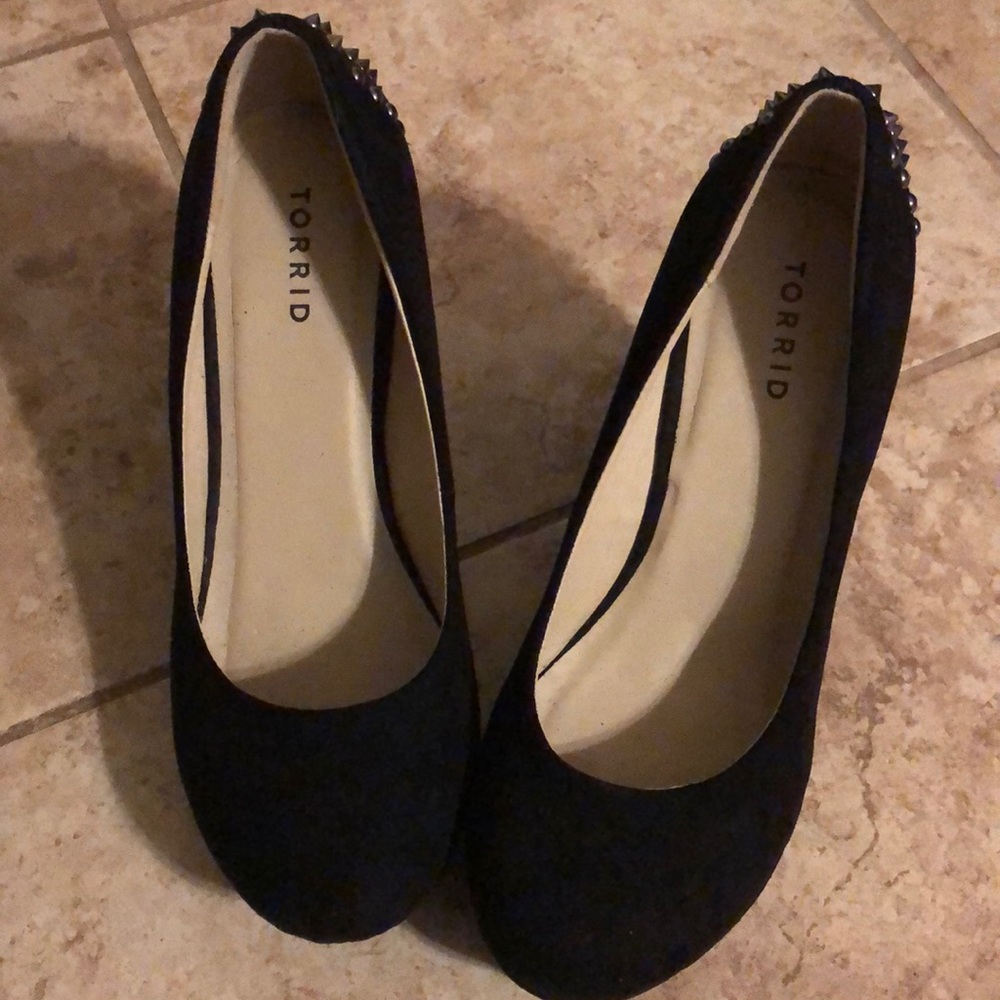 Torrid 10 NWT black spiked wedge high heels